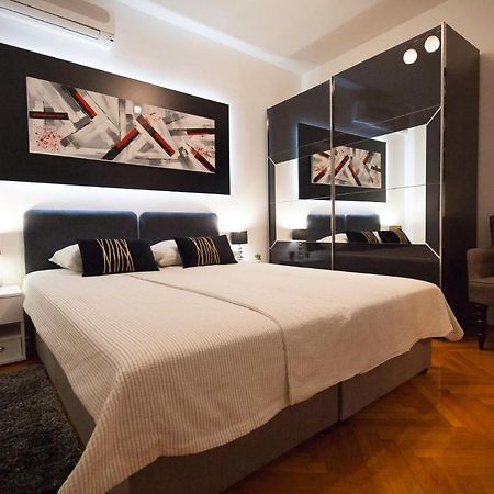 Apartman Aurelius - Private Parking Osijek Bagian luar foto