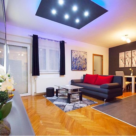 Apartman Aurelius - Private Parking Osijek Bagian luar foto
