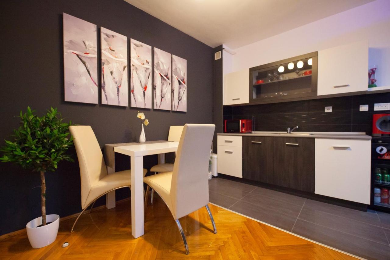 Apartman Aurelius - Private Parking Osijek Bagian luar foto