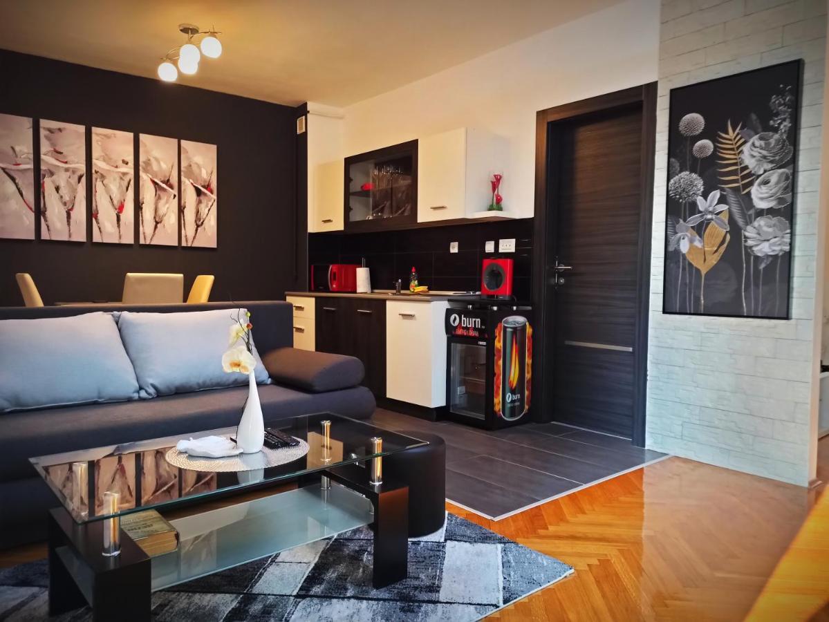 Apartman Aurelius - Private Parking Osijek Bagian luar foto