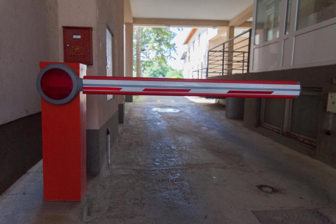 Apartman Aurelius - Private Parking Osijek Bagian luar foto